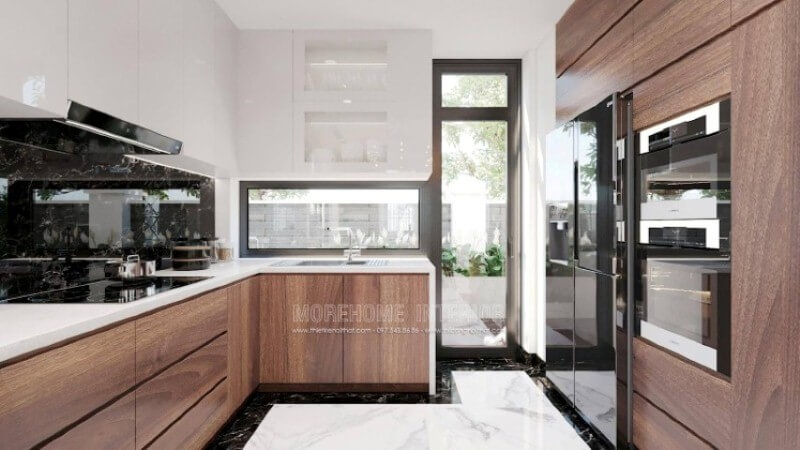 Nếu bạn đã được xem các mẫu tủ bếp hiện đại có tay nắm, thì có thể những mẫu tủ bếp đó đã lỗi thời, thiết kế phòng bếp với toàn bộ bề mặt cánh tủ trơn nhẵn là một sự đổi mới hoàn hảo, không chút tay cầm nhưng lại kéo đẩy dễ dàng nhờ ý tưởng thiết kế vát từ cánh tủ giúp bề mặt gọn gàng mà đẹp mắt. Thiết kế tủ bếp biệt thự sang trọng