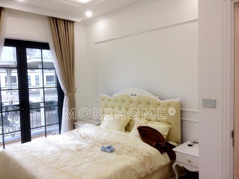 Morehome đã thực hiện hình ảnh công trình thi công giường ngủ gỗ tự nhiên tân cổ điển với phun sơn màu trắng đẹp.