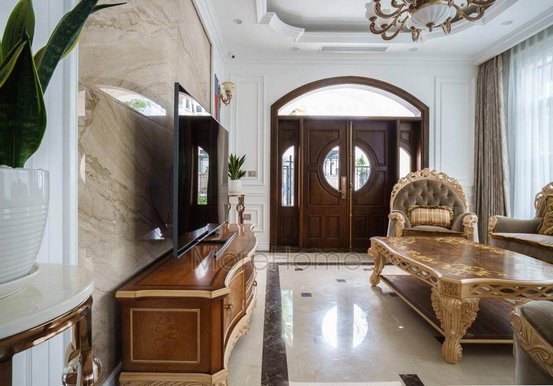 phục được cảm giác không thoải mái của nệm.
Biệt thự Hải Phòng được trang bị bộ ghế sofa nệm thông thường nhưng với thiết kế tinh tế ở những điểm chạm, giúp khắc phục được cảm giác không thoải mái khi ngồi trên nệm.