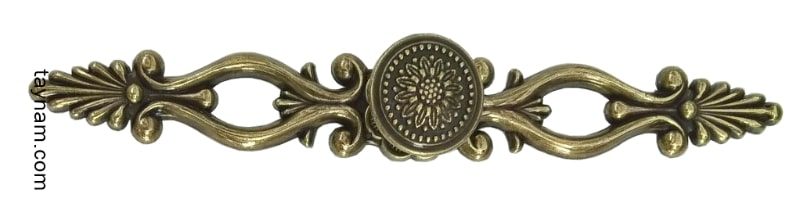 Tay nắm cổ điển màu đồng họa được trang trí bằng hoa văn sắc nét và có độ thẩm mỹ cao.